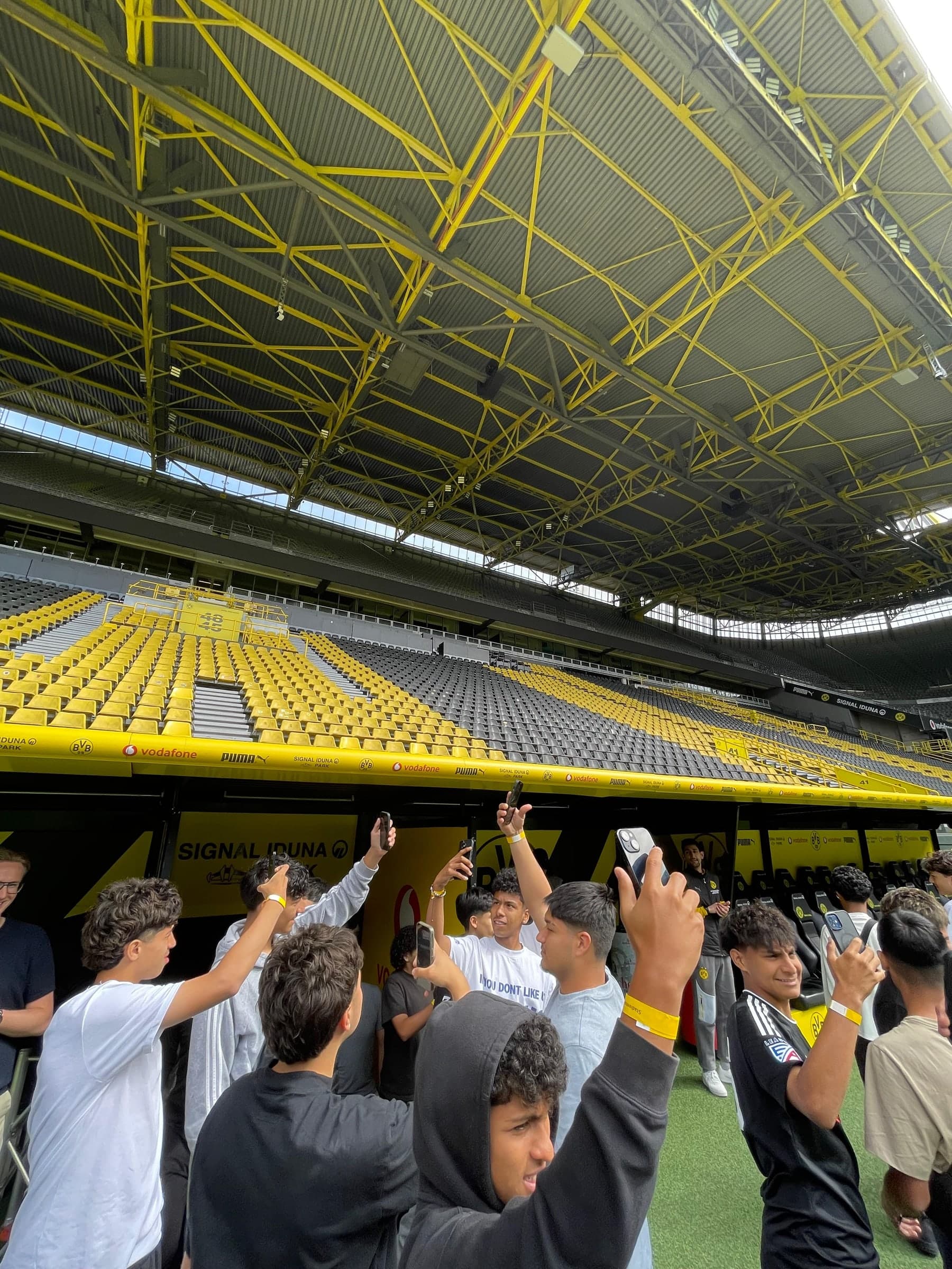 Team auf Tour auf der Tribüne im Signal Iduna Park, Borussia Dortmund